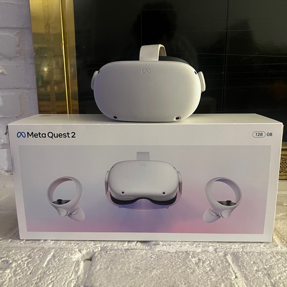 Oculus quest 2 used good condition 
VR Headset White with Wireless Connectivity - Picture 1 of 9